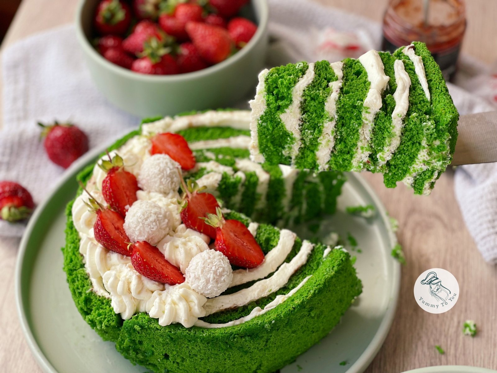 Tort Green Velvet în Spirală cu Spanac, Cremă Raffaello și Dulceață de Zmeură servire 3