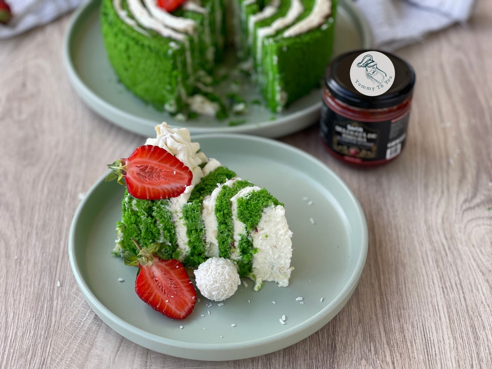 Tort Green Velvet în Spirală cu Spanac, Cremă Raffaello și Dulceață de Zmeură servire 2