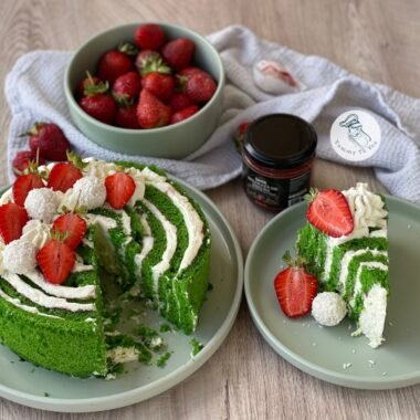 Tort Green Velvet în Spirală cu Spanac, Cremă Raffaello și Dulceață de Zmeură cover photo