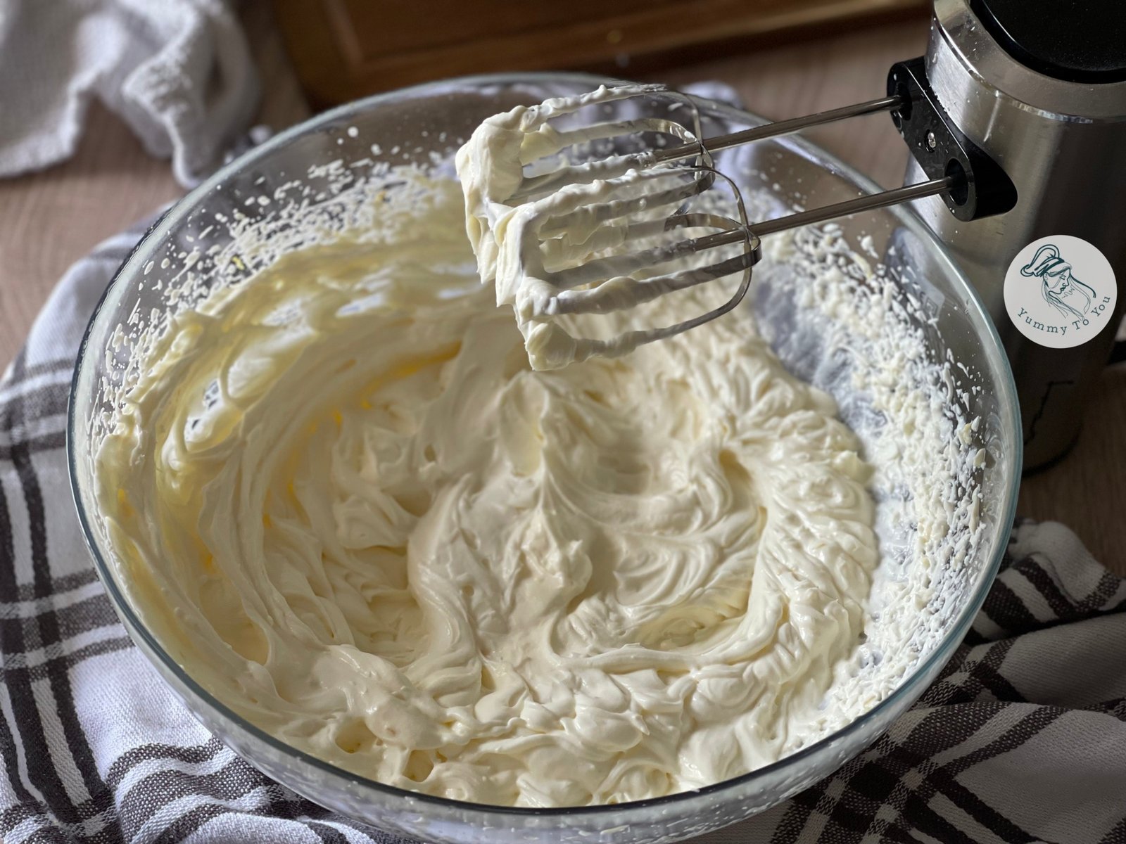 Pregătirea cremei de mascarpone cu frișcă și lămâie 2