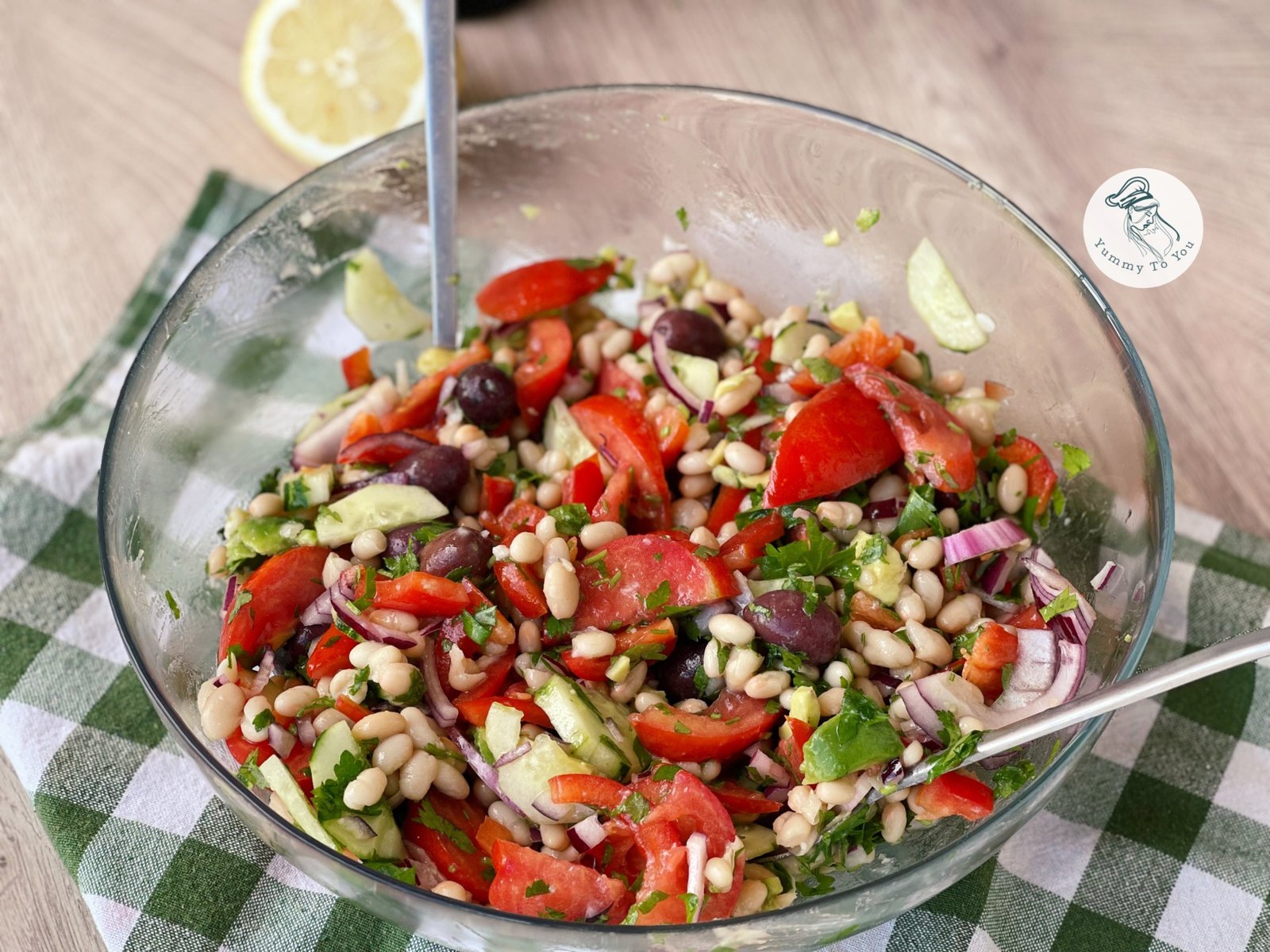 amestecare si asezonare salata cu fasole amestecare si asezonare salata cu fasole