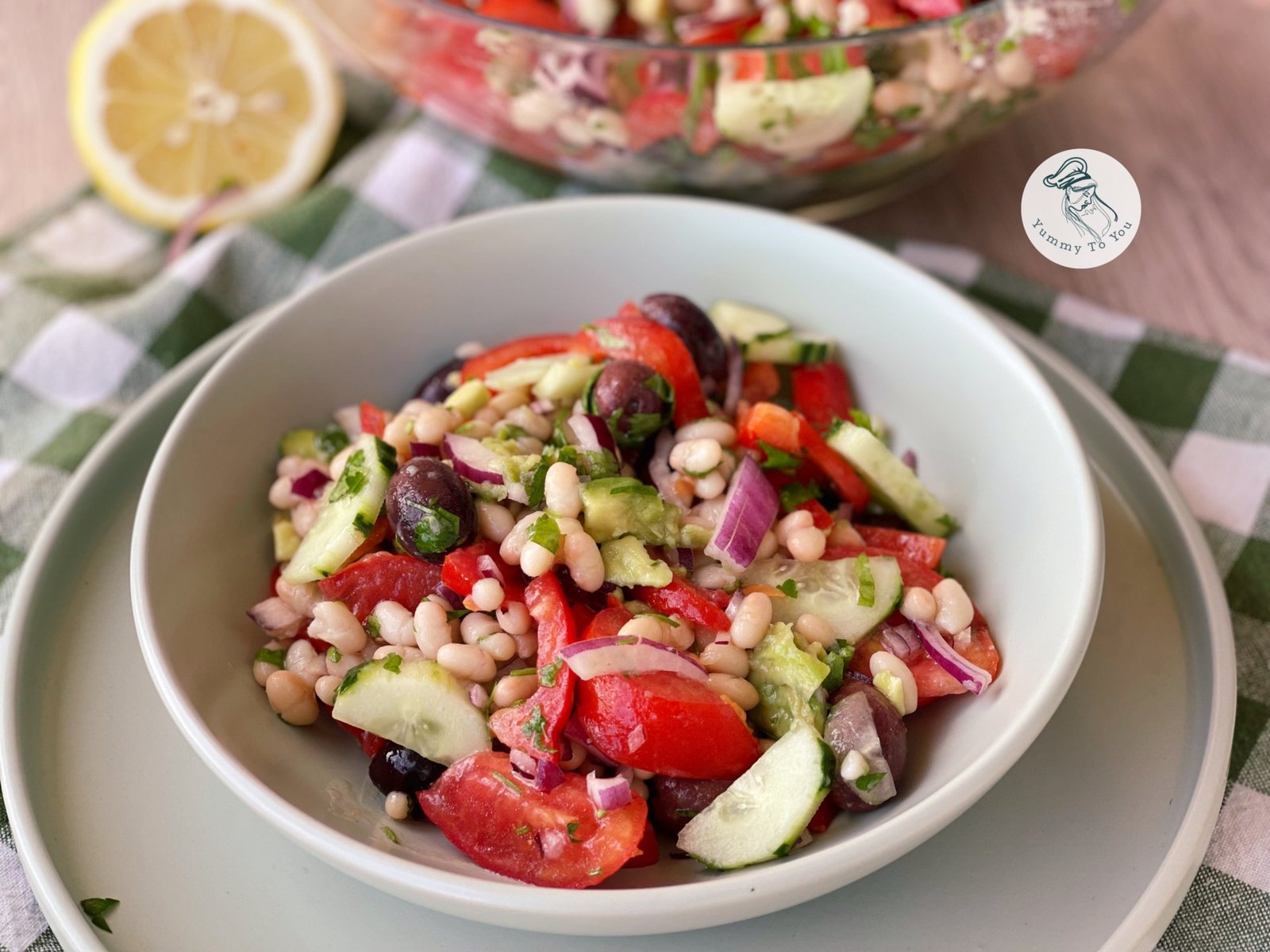 Salată cu fasole albă, avocado și legume proaspete servire 3 Salată cu fasole albă, avocado și legume proaspete servire 3