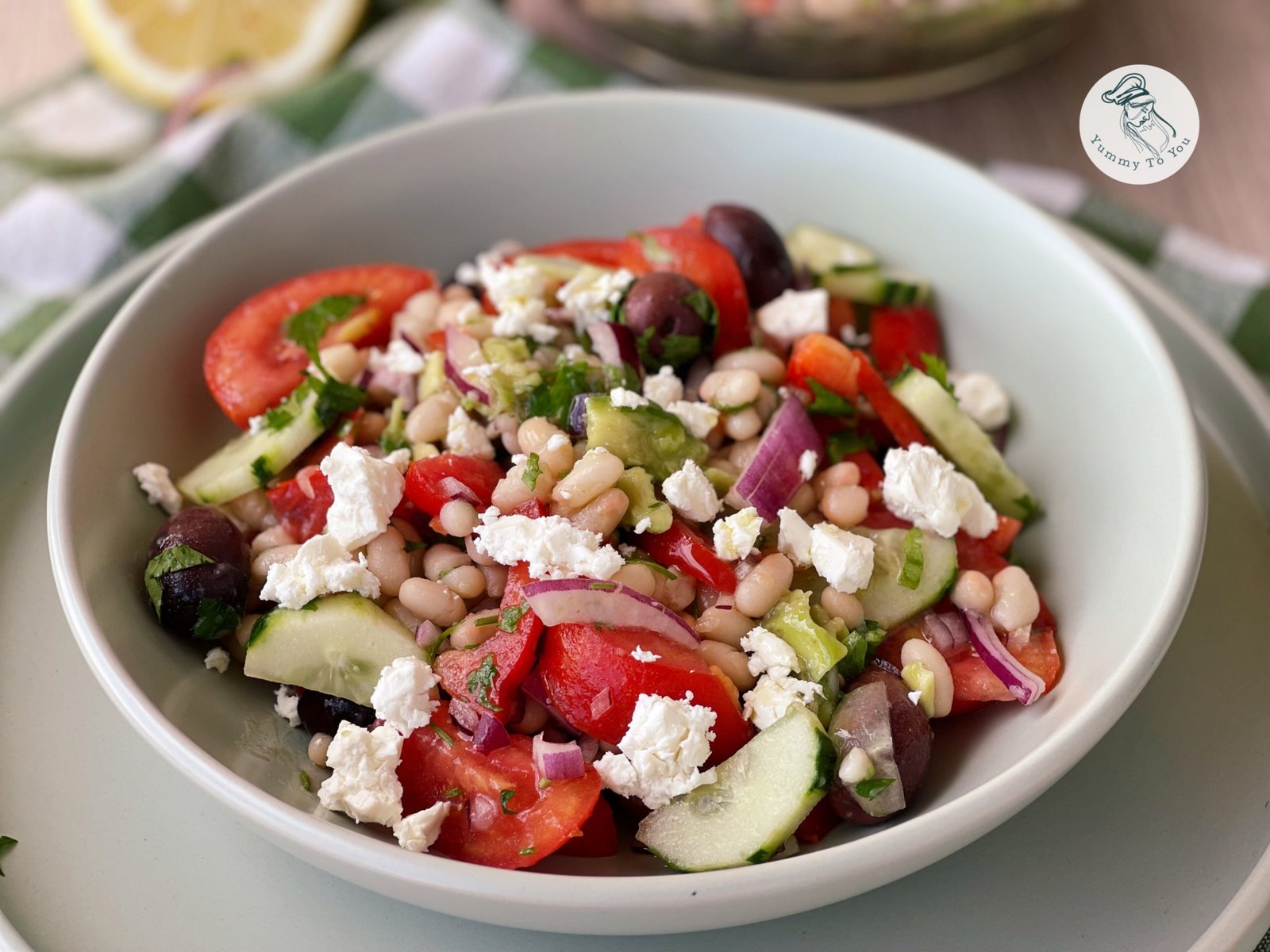 Salată cu fasole albă, avocado și legume proaspete servire 4 Salată cu fasole albă, avocado și legume proaspete servire 4