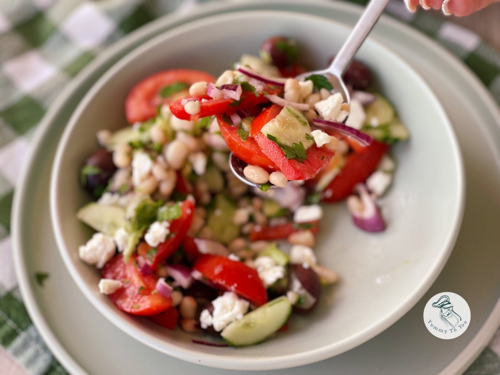 Salată cu fasole albă, avocado și legume proaspete servire 2 Salată cu fasole albă, avocado și legume proaspete servire 2