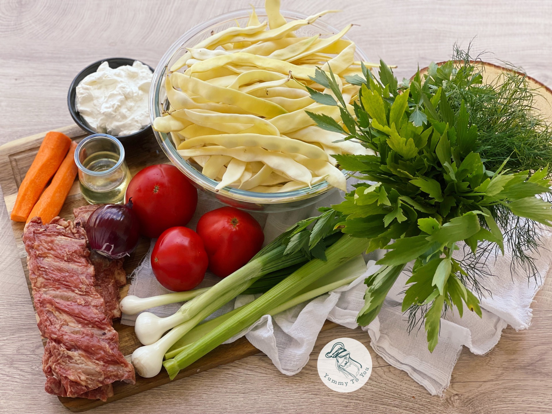 Ciorbă de fasole păstăi cu costiță afumată și smântână ingrediente Ciorbă de fasole păstăi cu costiță afumată și smântână ingrediente