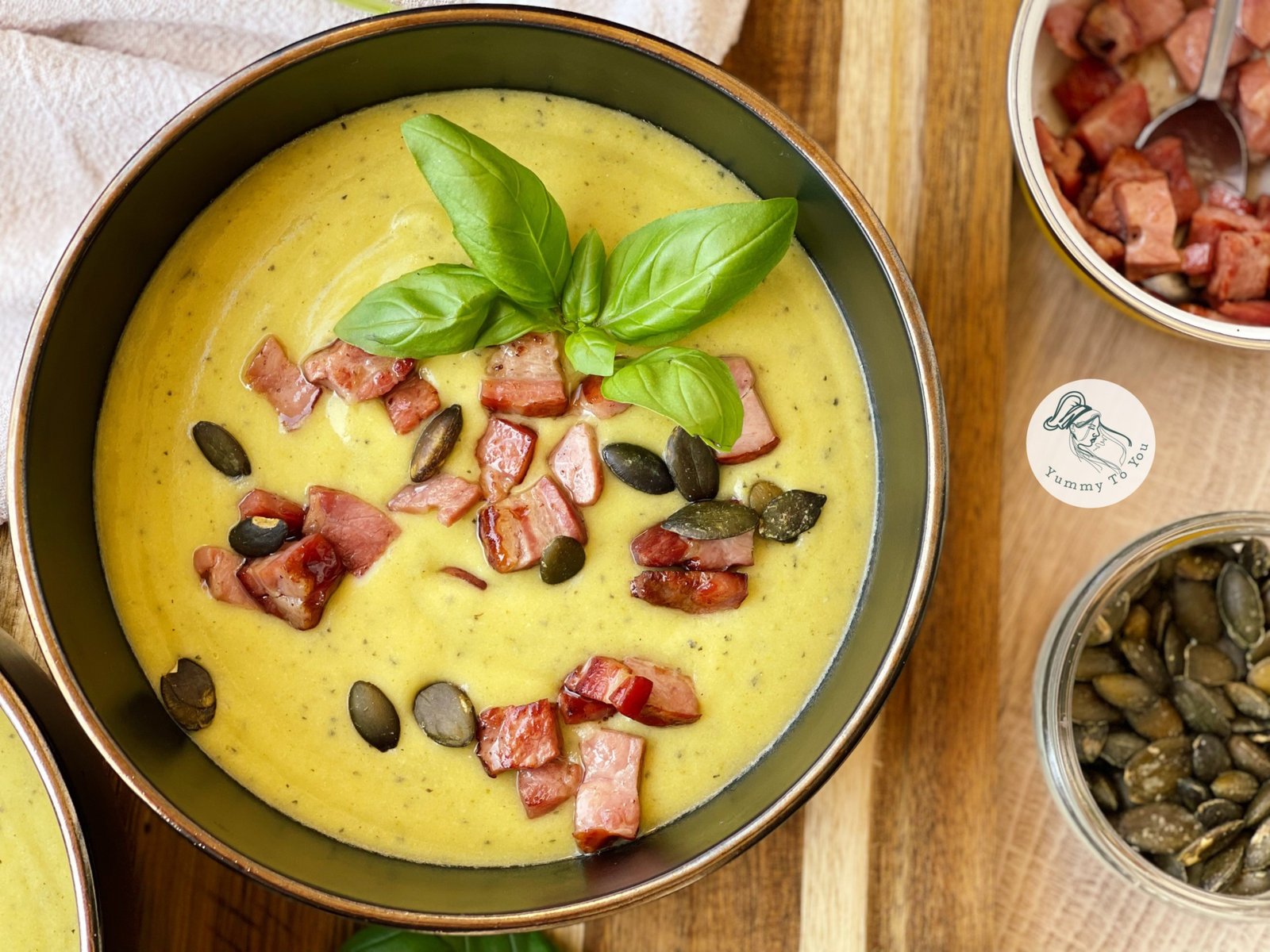 Supă cremă de dovlecei cu bacon crocant servire 2