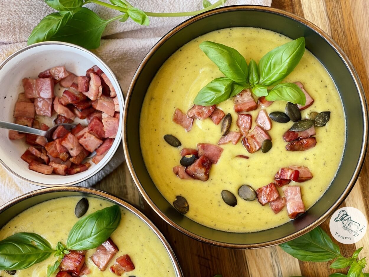 Supă cremă de dovlecei cu bacon crocant – rețetă simplă, fină și cremoasă