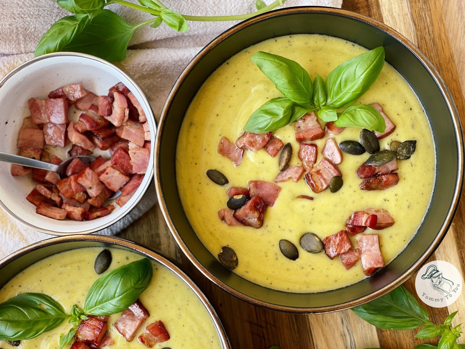 Supă cremă de dovlecei cu bacon crocant – rețetă simplă, fină și cremoasă
