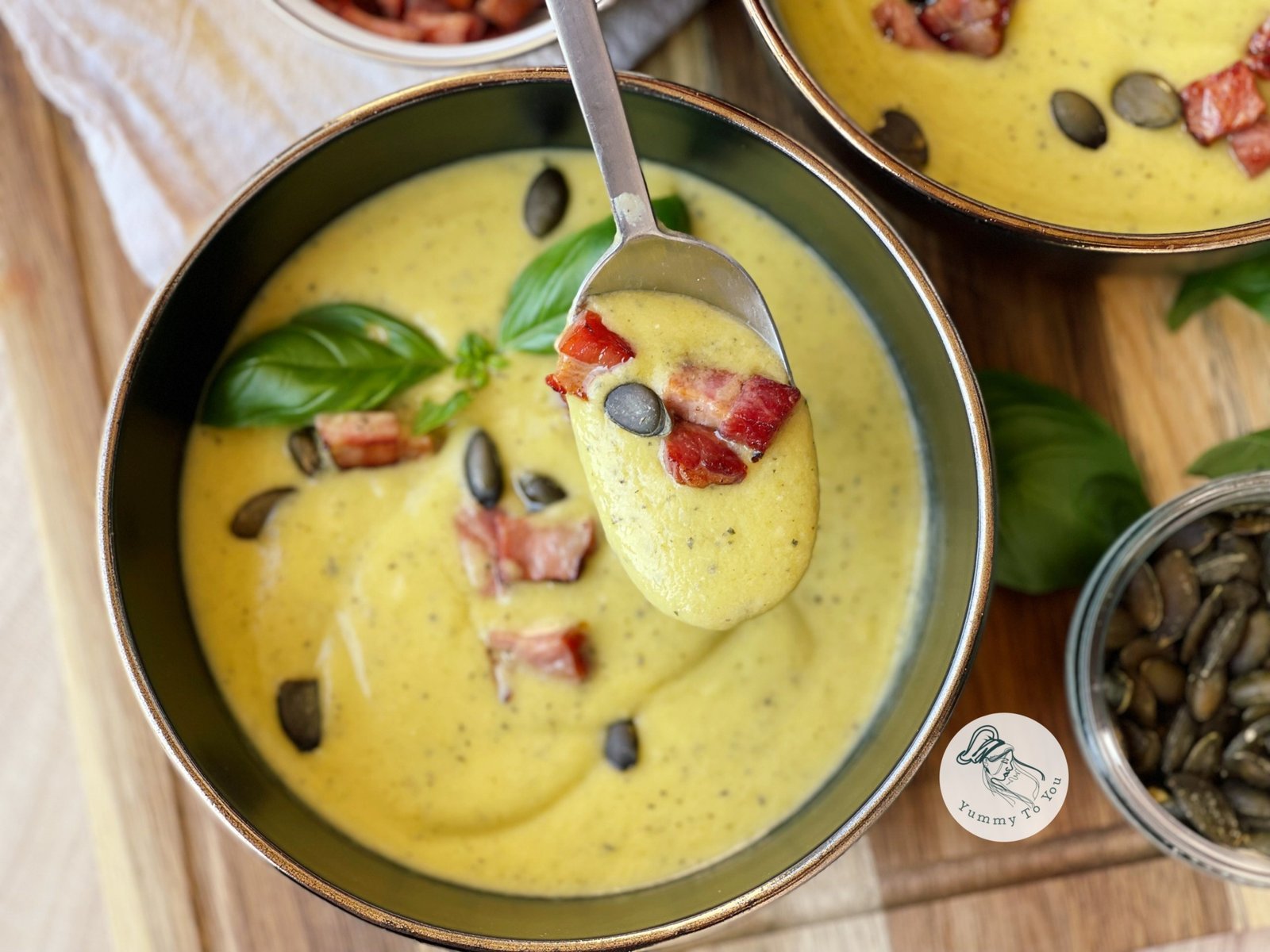 Supă cremă de dovlecei cu bacon crocant servire 1
