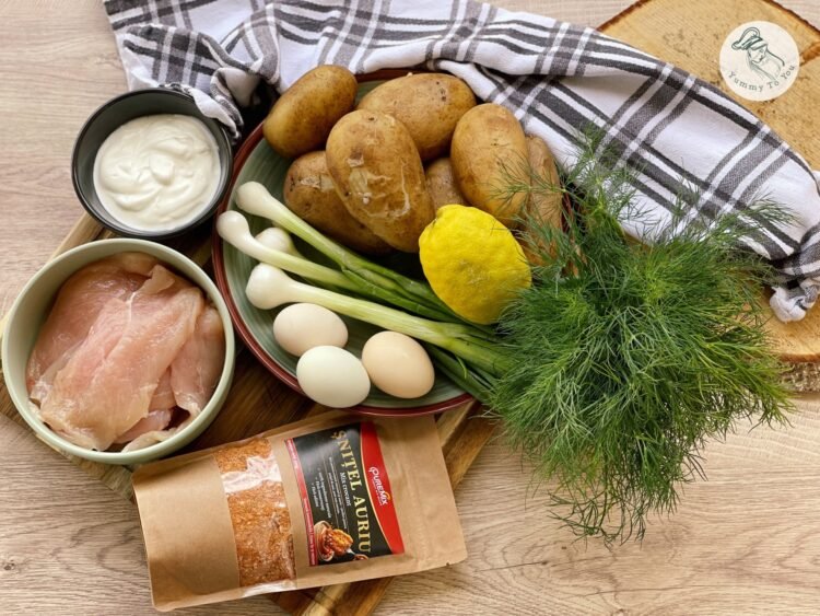 Șnițele de pui în crustă de panko cu salată de cartofi noi ingrediente Șnițele de pui în crustă de panko cu salată de cartofi noi ingrediente