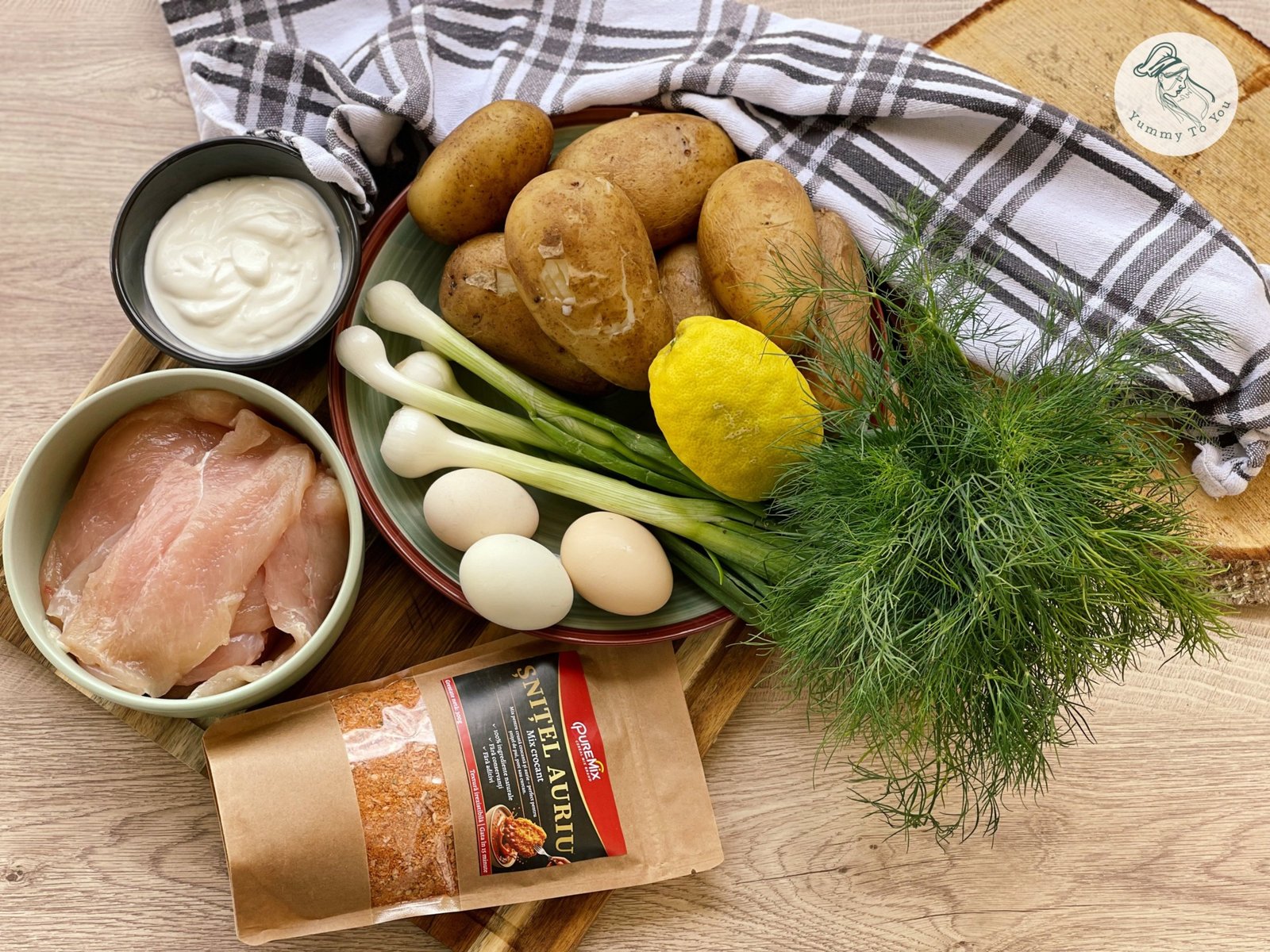 Șnițele de pui în crustă de panko cu salată de cartofi noi ingrediente Șnițele de pui în crustă de panko cu salată de cartofi noi ingrediente