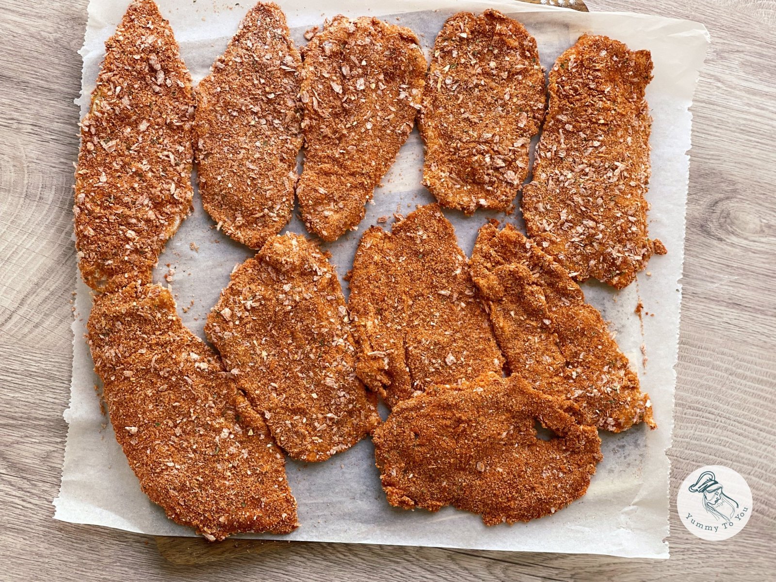 Snitele de pui in crusta de panko inainte de prajire Snitele de pui in crusta de panko inainte de prajire