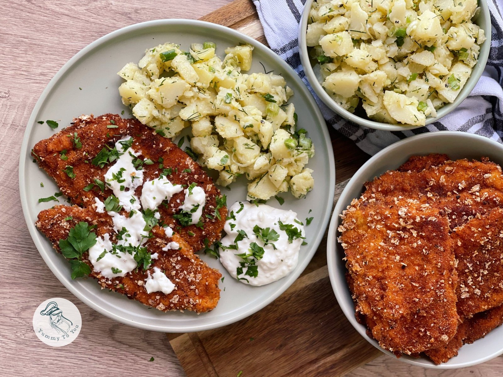Șnițele de pui în crustă de panko cu salată de cartofi noi servire 2 Șnițele de pui în crustă de panko cu salată de cartofi noi servire 2