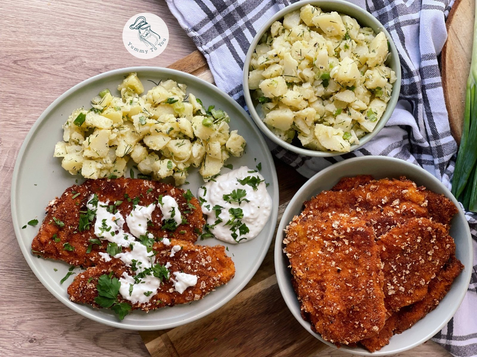 Șnițele de pui în crustă de panko cu salată de cartofi noi servire 1 Șnițele de pui în crustă de panko cu salată de cartofi noi servire 1