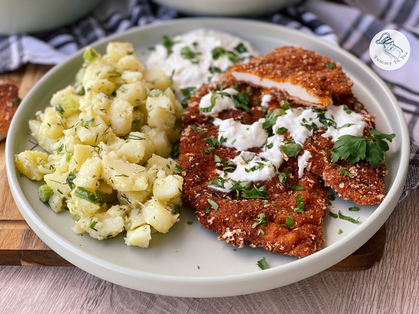 Șnițele de pui în crustă de panko cu salată de cartofi noi servire 3 Șnițele de pui în crustă de panko cu salată de cartofi noi servire 3