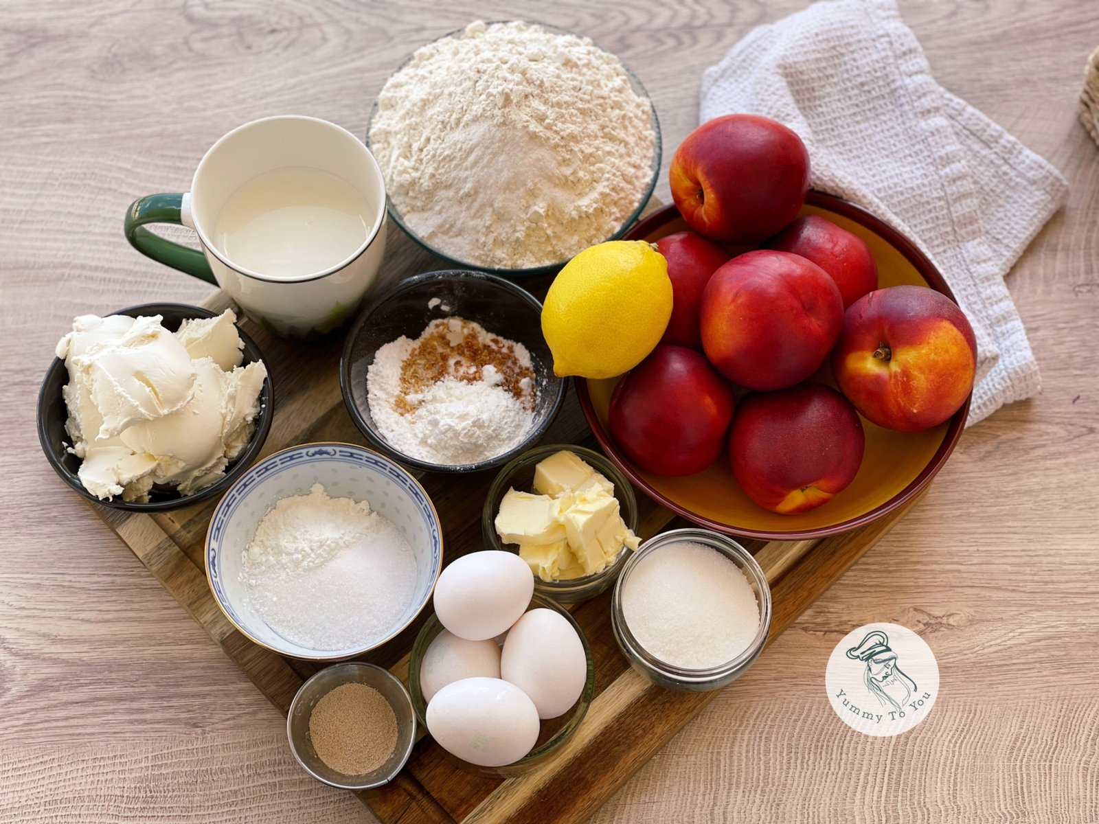 Brioșe pufoase cu cremă de brânză și nectarine ingrediente Brioșe pufoase cu cremă de brânză și nectarine ingredienten