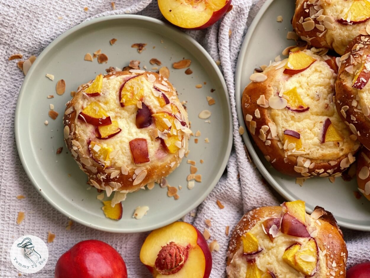 Brioșe pufoase cu cremă de brânză și nectarine – rețetă de vară