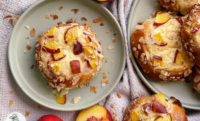Brioșe pufoase cu cremă de brânză și nectarine cover photo