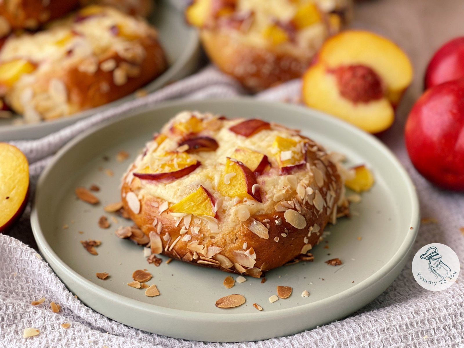 Brioșe pufoase cu cremă de brânză și nectarine servire 3 Brioșe pufoase cu cremă de brânză și nectarine servire 3