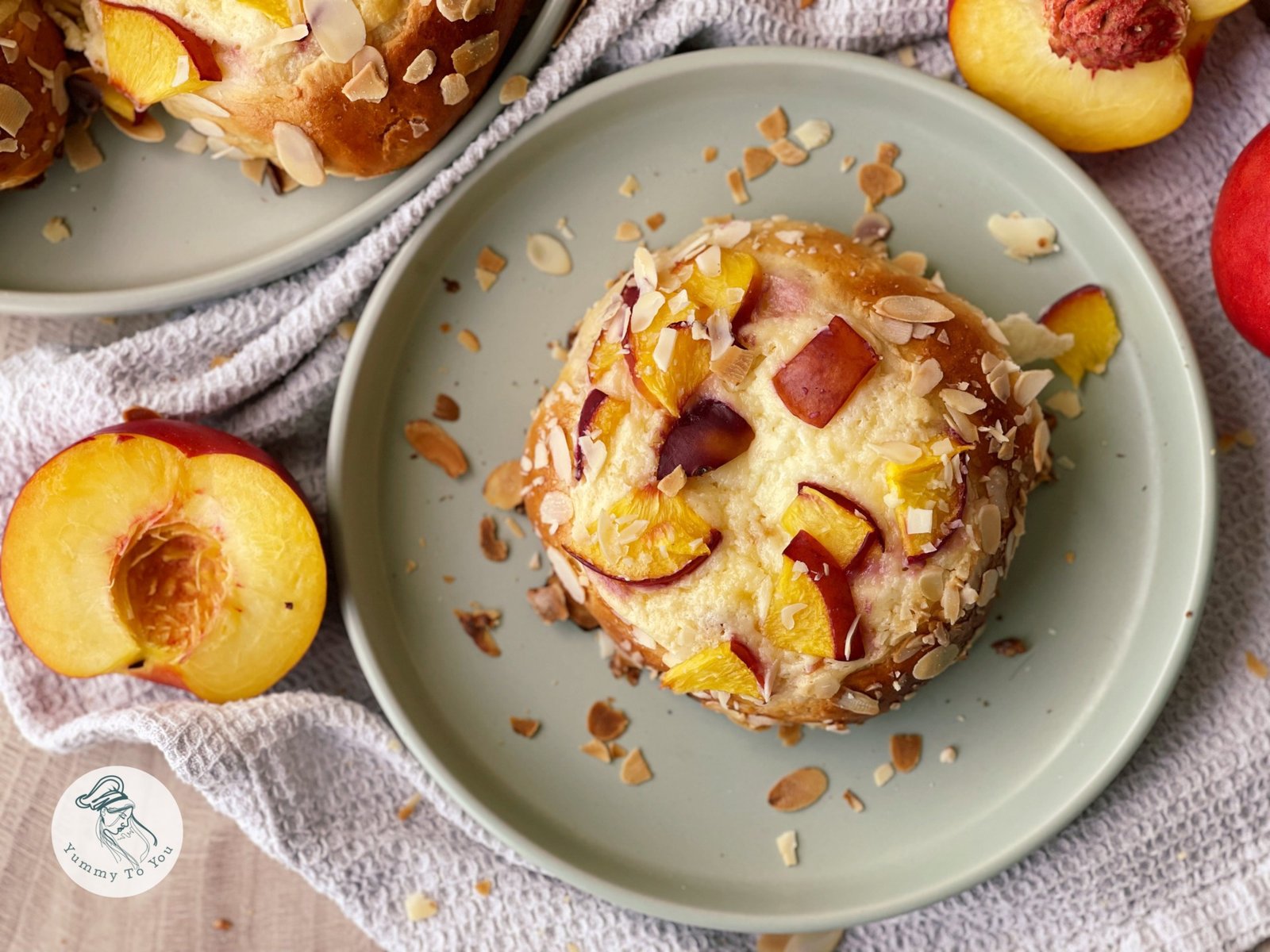 Brioșe pufoase cu cremă de brânză și nectarine servire 2 Brioșe pufoase cu cremă de brânză și nectarine servire 2