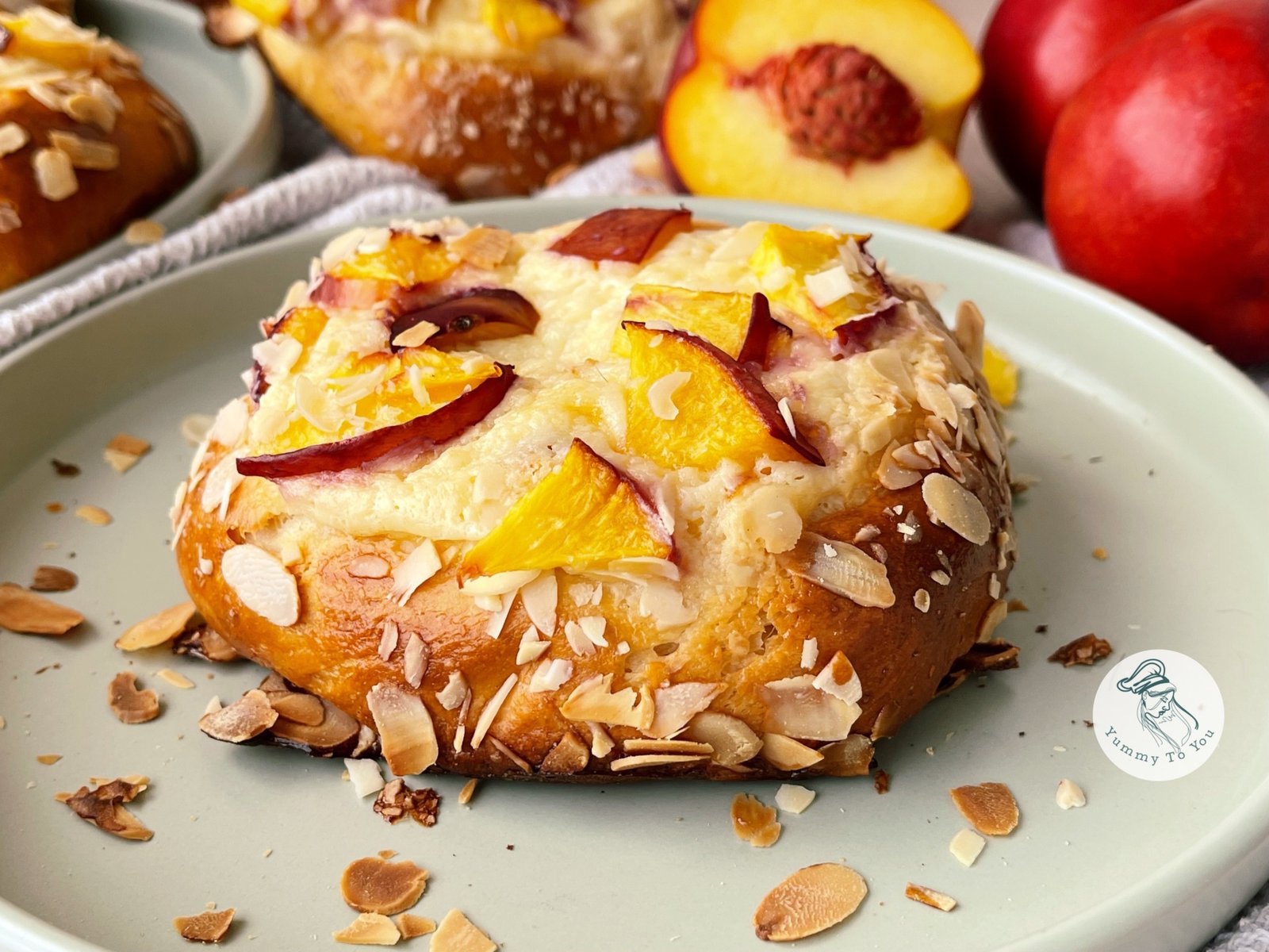 Brioșe pufoase cu cremă de brânză și nectarine close up Brioșe pufoase cu cremă de brânză și nectarine close up