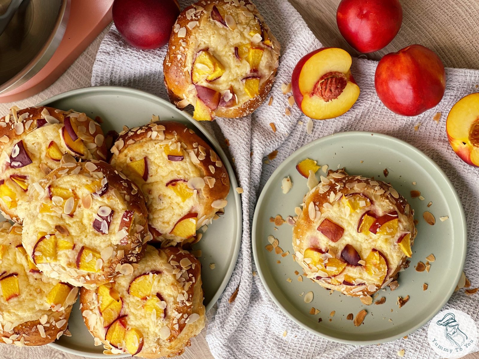 Brioșe pufoase cu cremă de brânză și nectarine servire 1 Brioșe pufoase cu cremă de brânză și nectarine servire 1