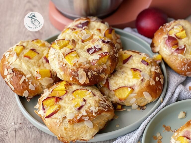 Brioșe pufoase cu cremă de brânză și nectarine