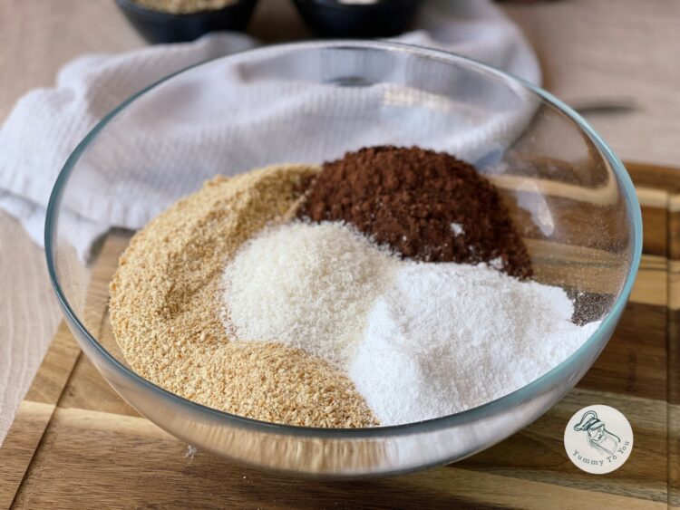 adaugare ingrediente uscate peste biscuitii maruntiti adaugare ingrediente uscate peste biscuitii maruntiti