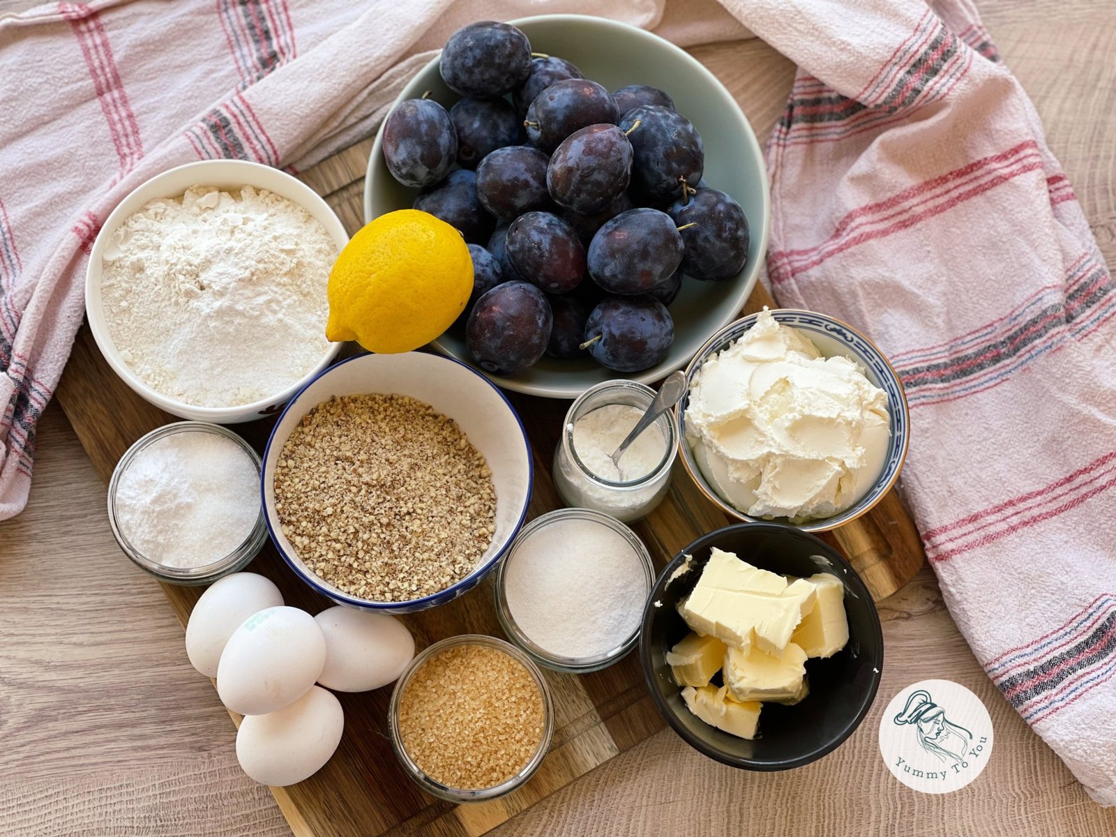 Prăjitură cu cremă de brânză, prune și bezea cu nucă ingrediente Prăjitură cu cremă de brânză, prune și bezea cu nucă ingrediente