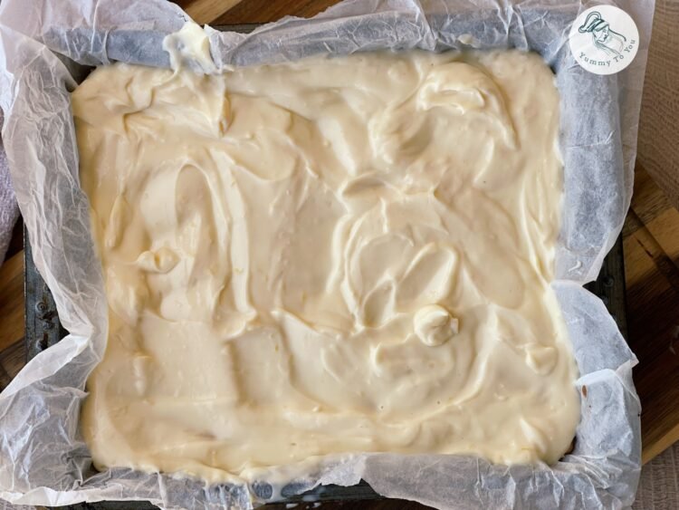 adaugare crema de branza peste blatul precopt adaugare crema de branza peste blatul precopt
