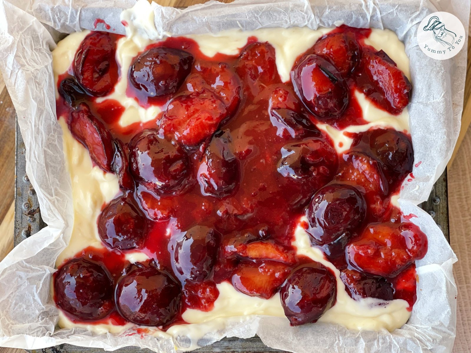 adaugare prune peste crema de branza adaugare prune peste crema de branza