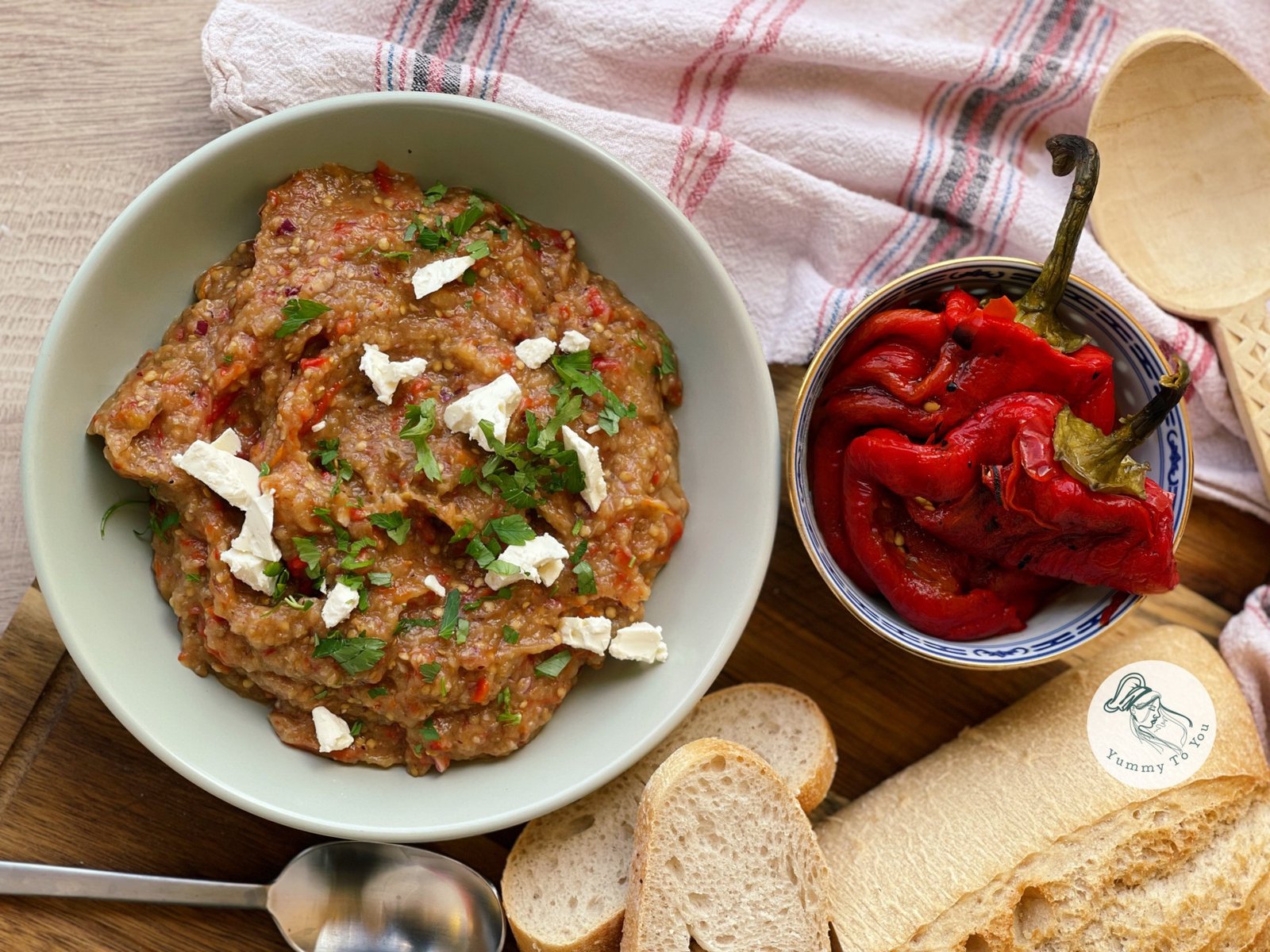 Salată de vinete cu ardei copt și usturoi  servire 1