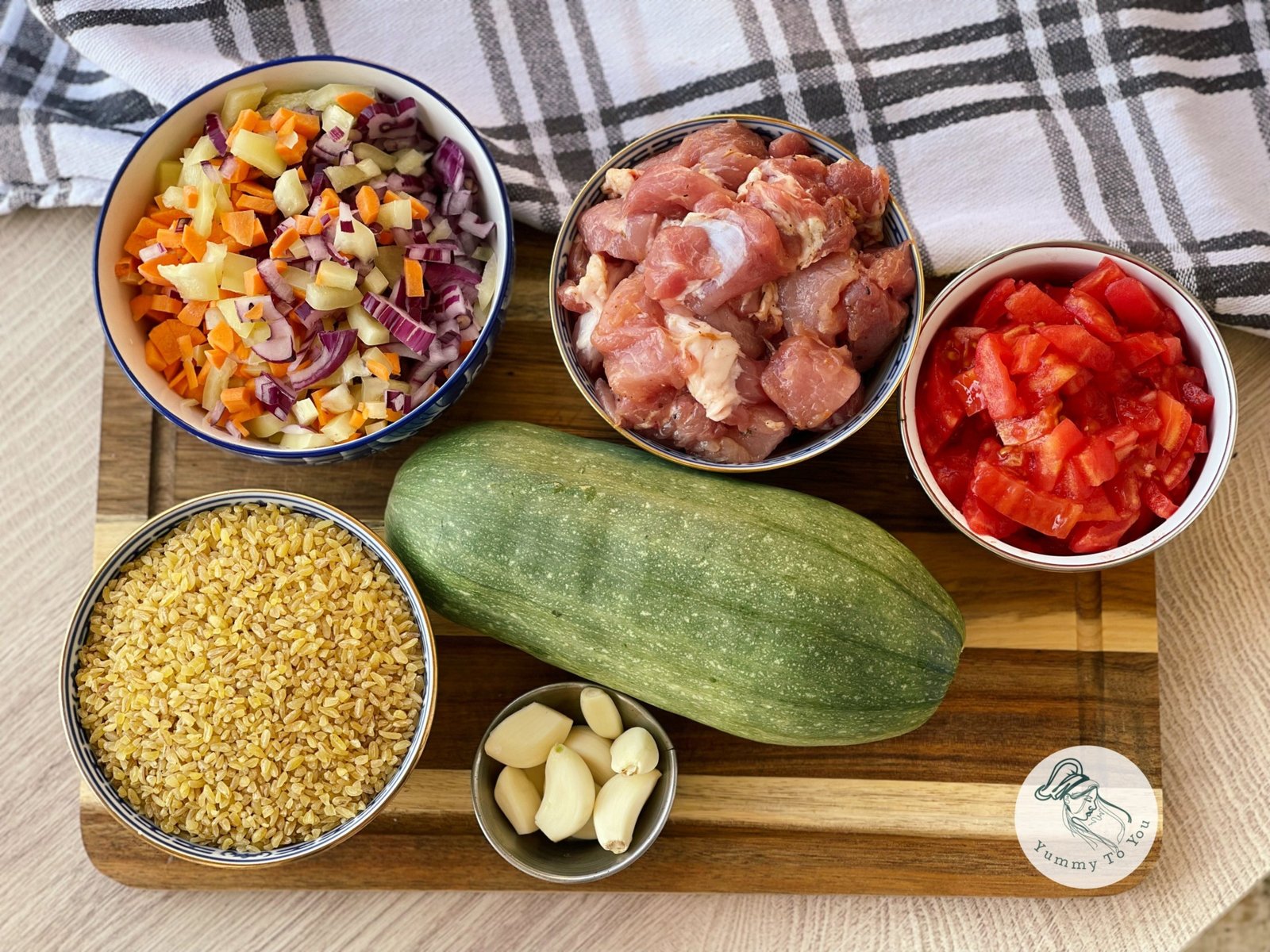 Bulgur cu carne de porc și dovlecel rumenit ingrediente Bulgur cu carne de porc și dovlecel rumenit ingrediente