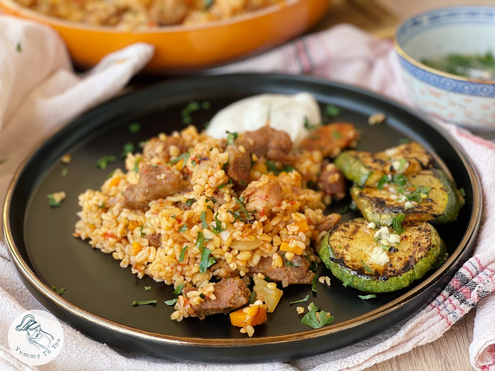 Bulgur cu carne de porc și dovlecel rumenit servire 3 Bulgur cu carne de porc și dovlecel rumenit servire 3