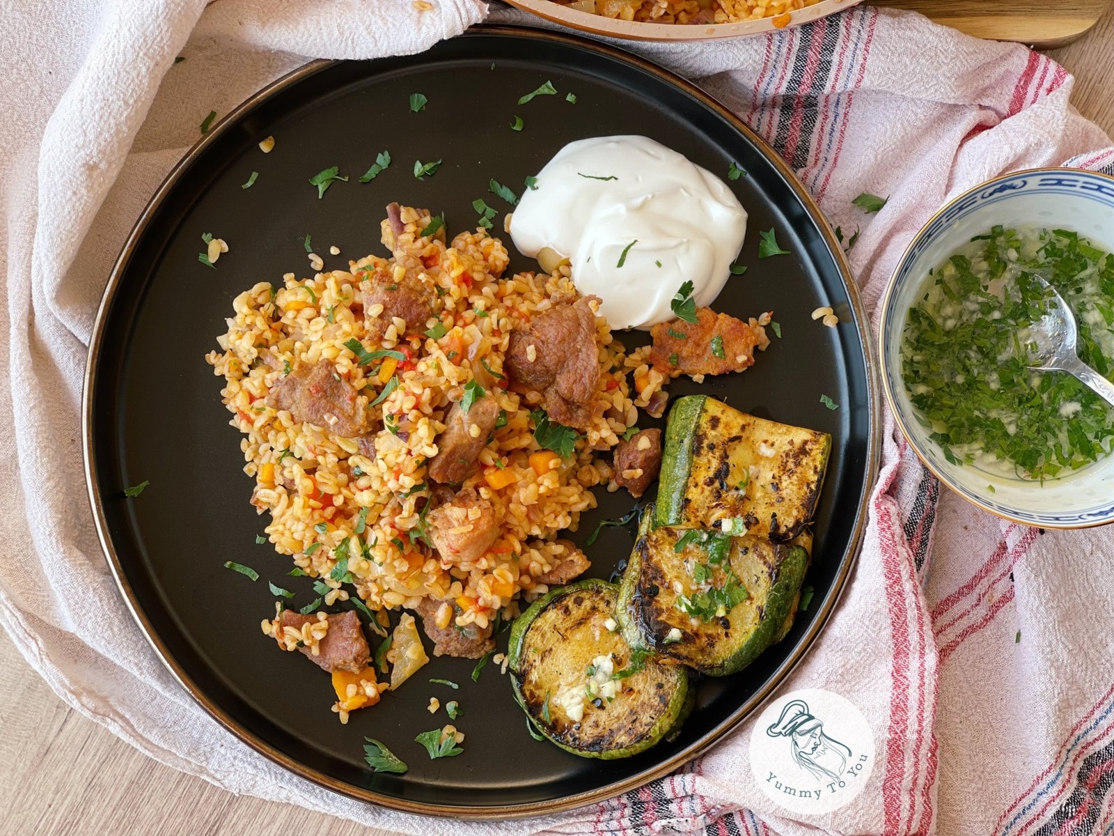 Bulgur cu carne de porc și dovlecel rumenit servire 2 Bulgur cu carne de porc și dovlecel rumenit servire 2