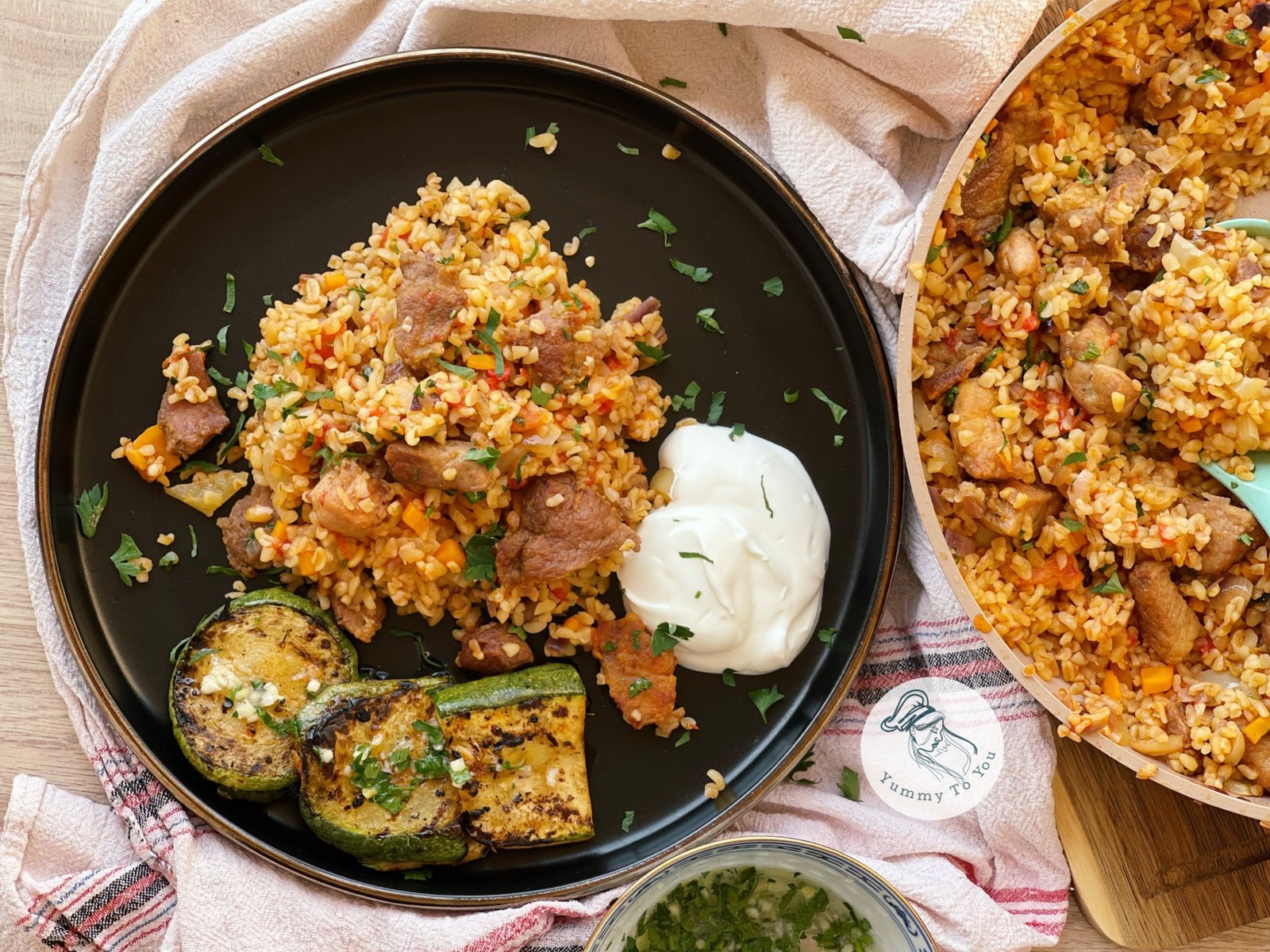 Bulgur cu carne de porc și dovlecel rumenit servire 1 Bulgur cu carne de porc și dovlecel rumenit servire 1