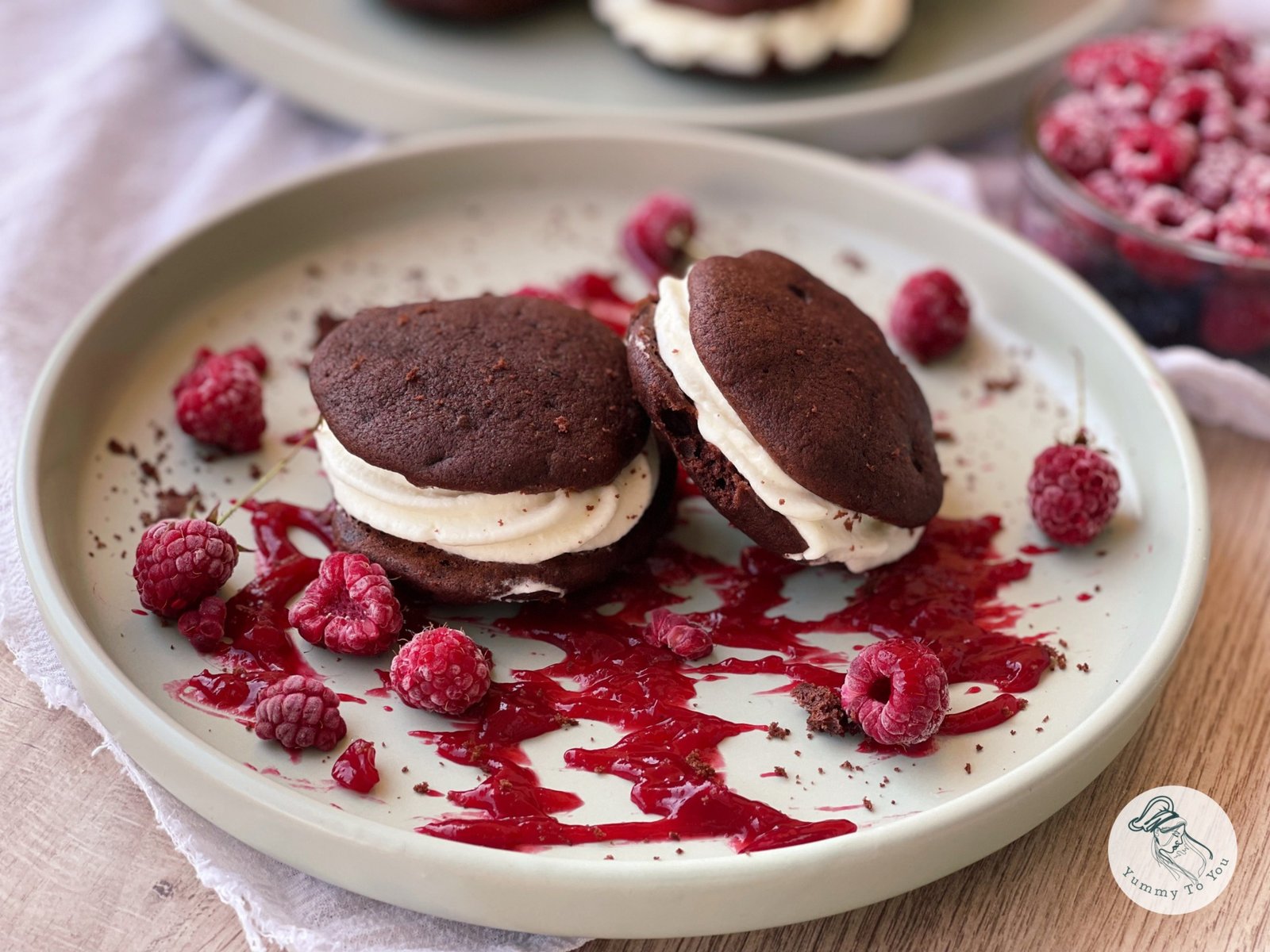 Whoopie Pies cu Cacao, Cremă de Brânză și Zmeură servire 1 Whoopie Pies cu Cacao, Cremă de Brânză și Zmeură servire 1