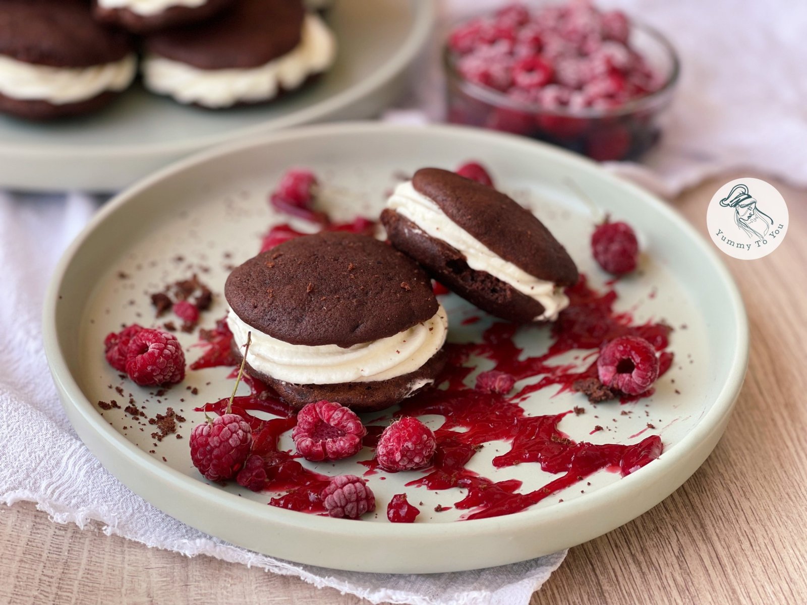 Whoopie Pies cu Cacao, Cremă de Brânză și Zmeură servire 2 Whoopie Pies cu Cacao, Cremă de Brânză și Zmeură servire 2