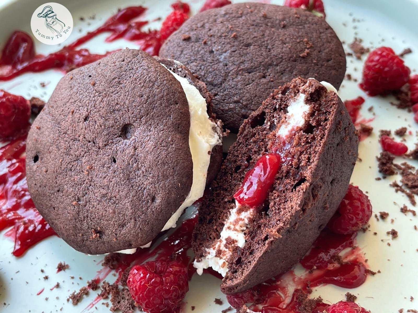 Whoopie Pies cu Cacao, Cremă de Brânză și Zmeură servire 5 Whoopie Pies cu Cacao, Cremă de Brânză și Zmeură servire 5