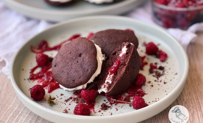 Whoopie Pies cu Cacao, Cremă de Brânză și Zmeură cover photo