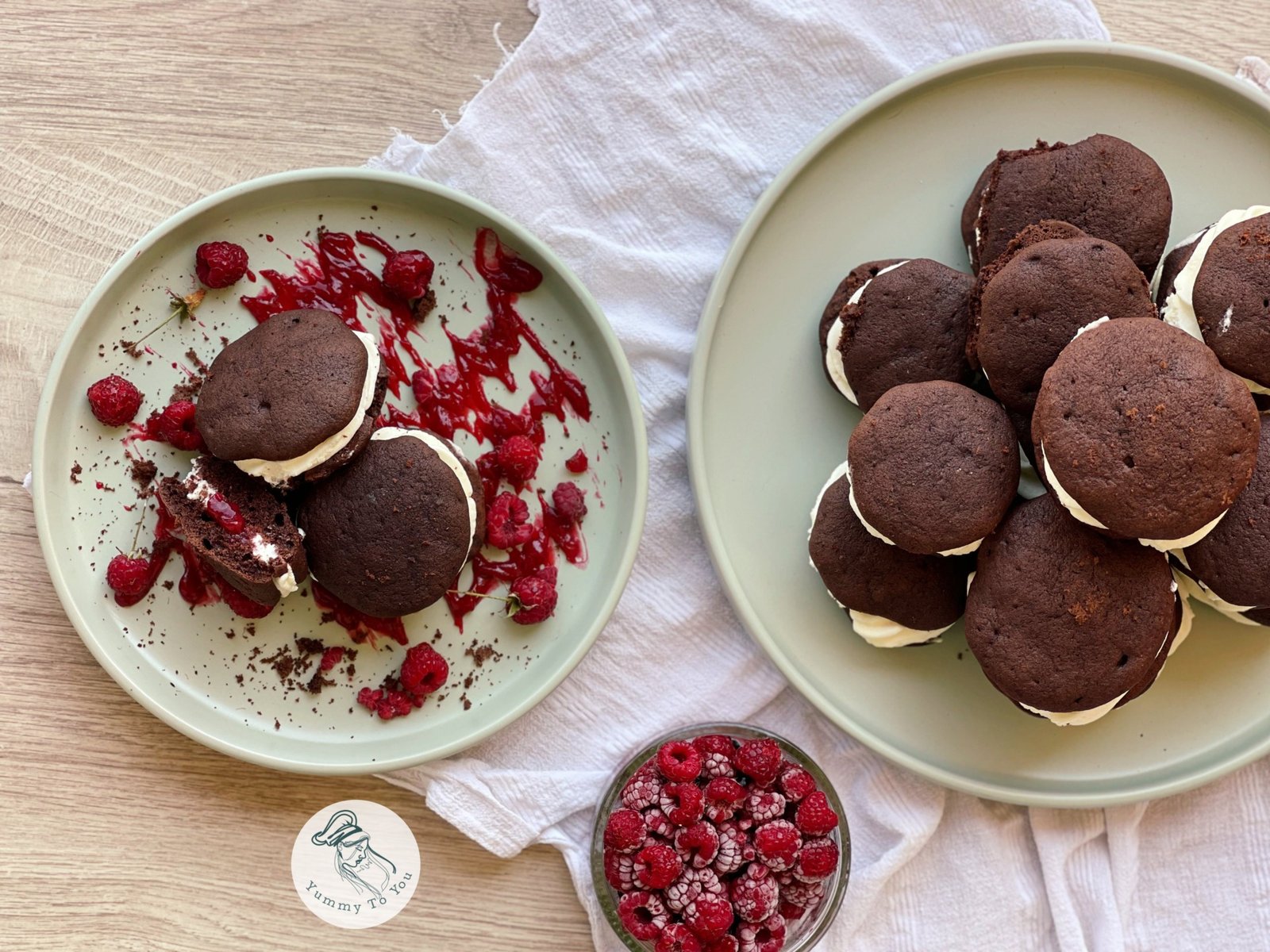 Whoopie Pies cu Cacao, Cremă de Brânză și Zmeură servire 3 Whoopie Pies cu Cacao, Cremă de Brânză și Zmeură servire 3