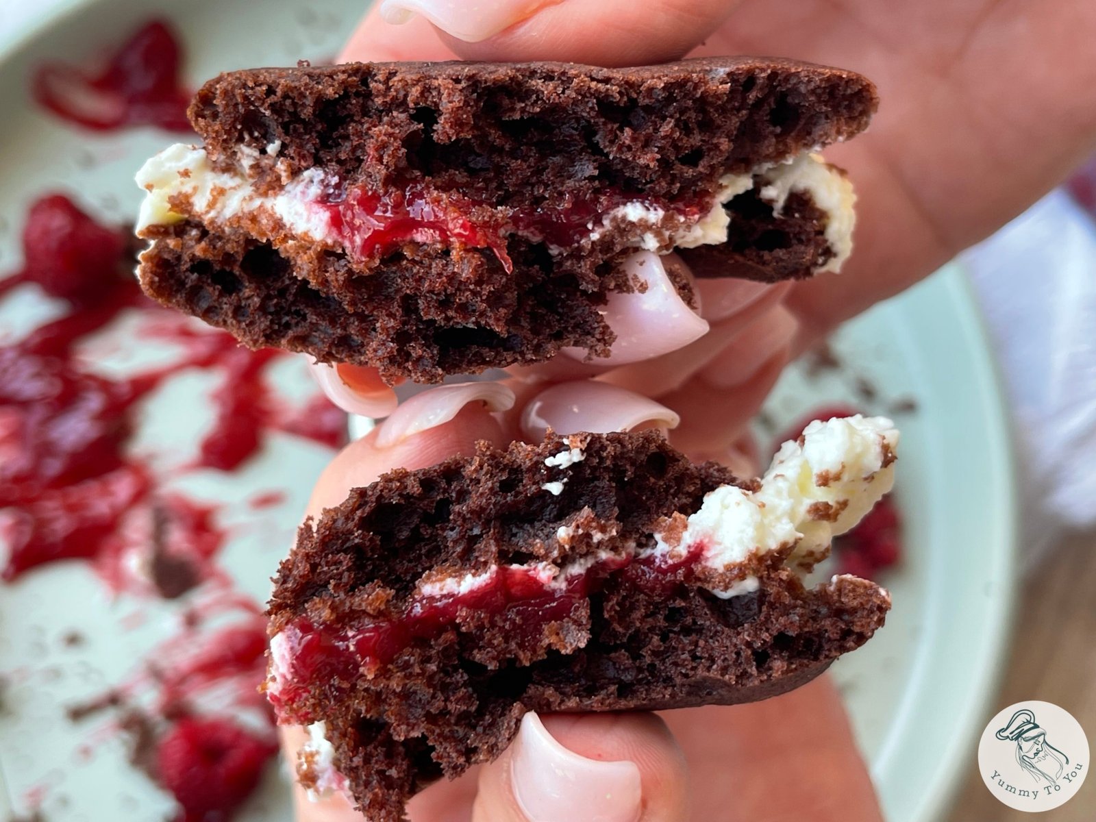 Whoopie Pies cu Cacao, Cremă de Brânză și Zmeură servire 4 Whoopie Pies cu Cacao, Cremă de Brânză și Zmeură servire 4