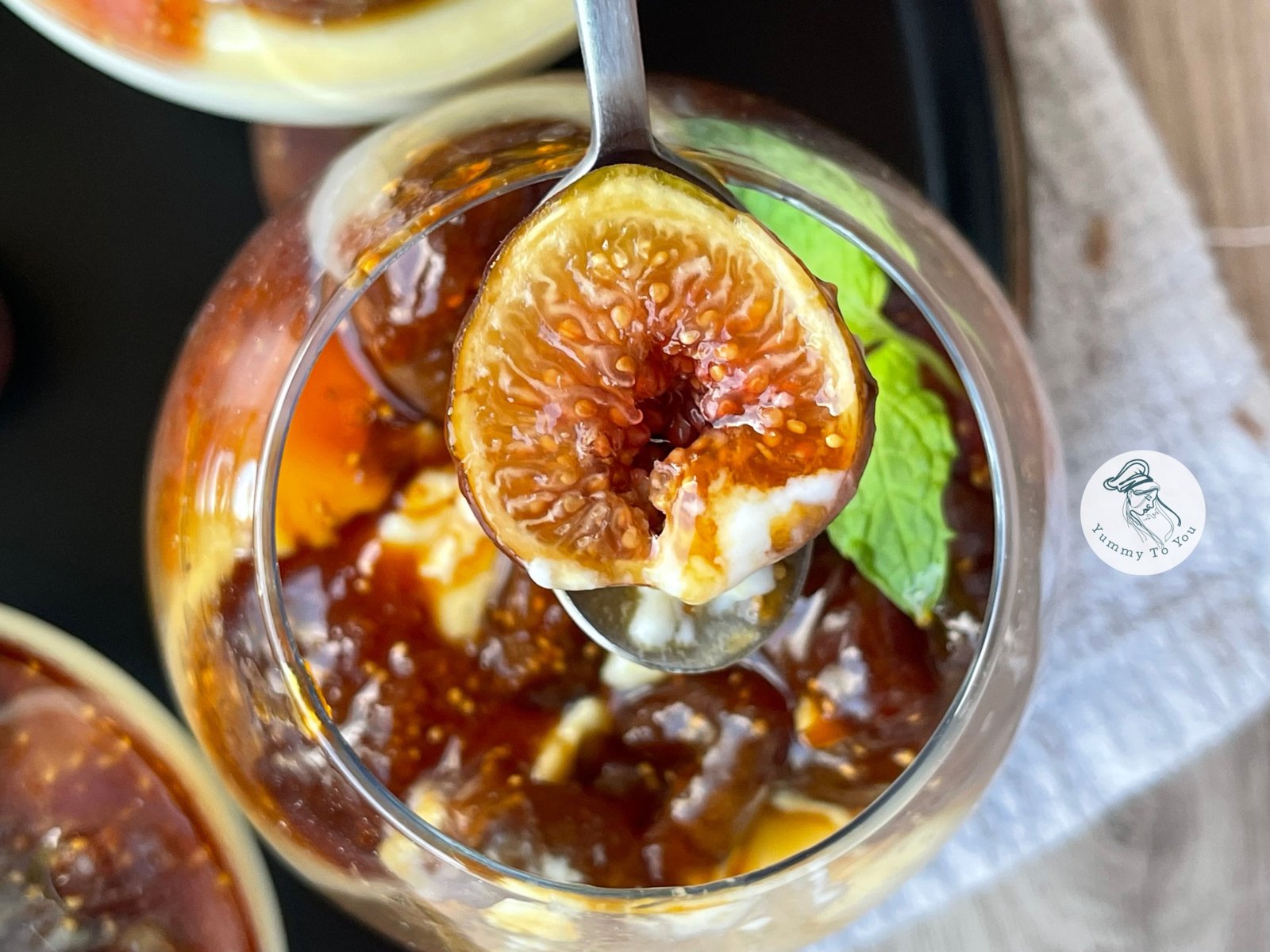 Panna cotta cu smochine caramelizate servire 1 Panna cotta cu smochine caramelizate servire 1