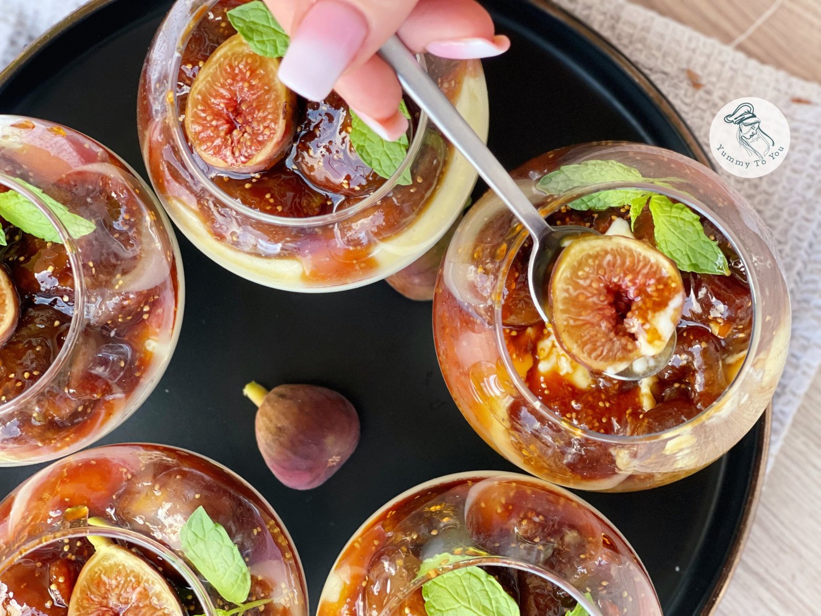Panna cotta cu smochine caramelizate servire 2 Panna cotta cu smochine caramelizate servire 2