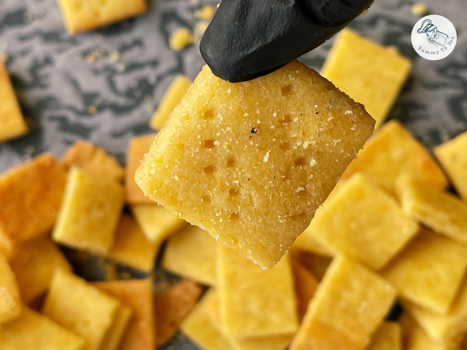 Biscuiți sărați cu cheddar, bere și rozmarin dupa coacere 1