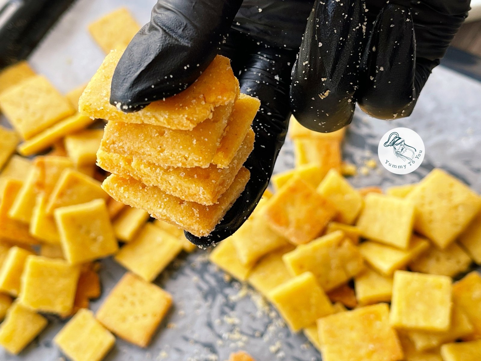 Biscuiți sărați cu cheddar, bere și rozmarin dupa coacere 2