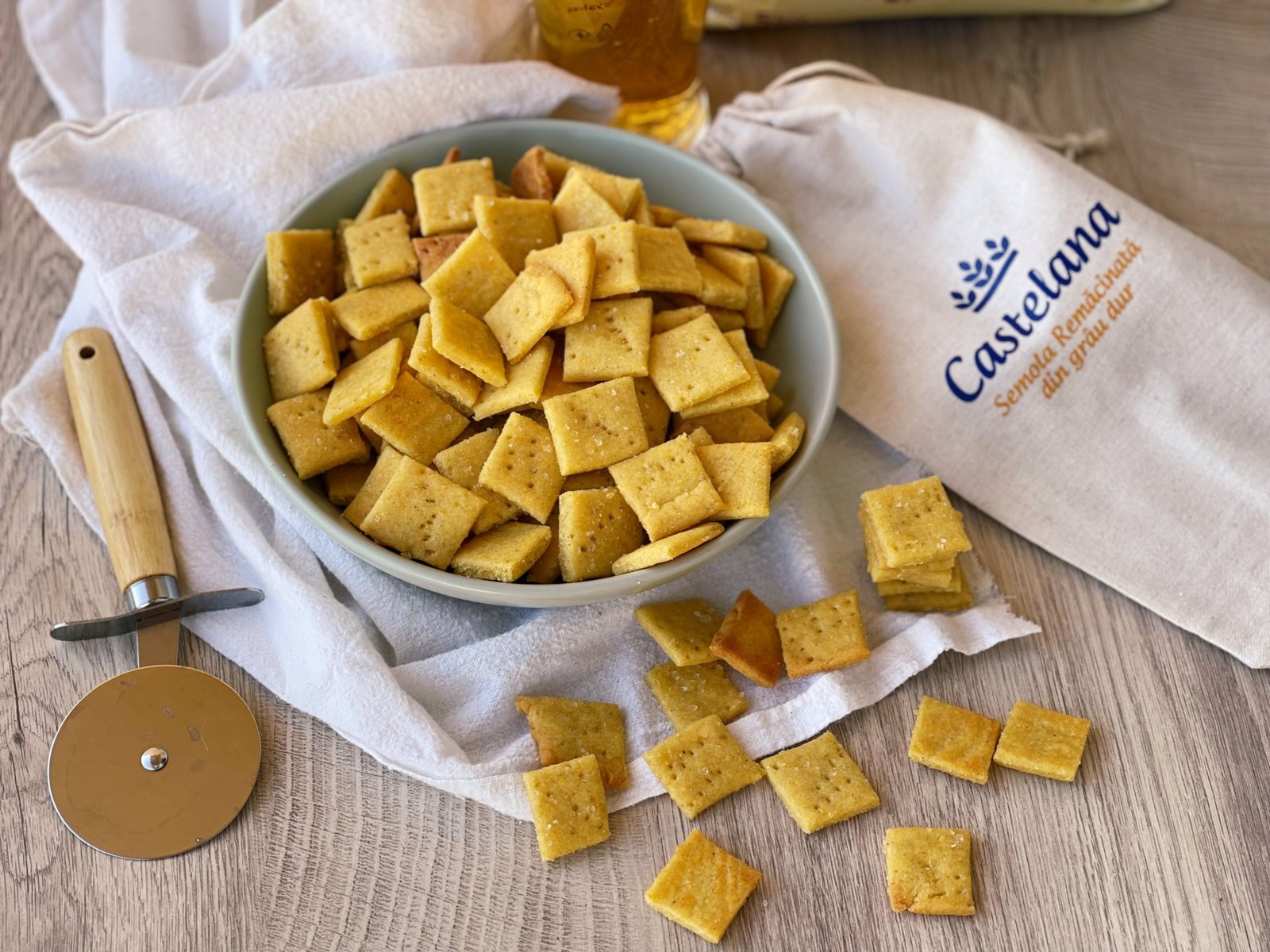 Biscuiți sărați cu cheddar, bere și rozmarin servire 2