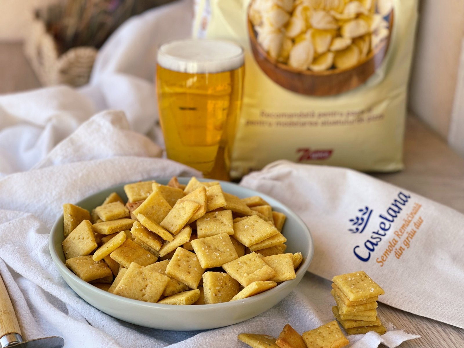 Biscuiți sărați cu cheddar, bere și rozmarin servire 3