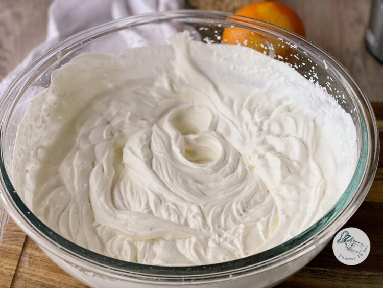 pregatire crema de branza si frisca 1 pregatire crema de branza si frisca 1