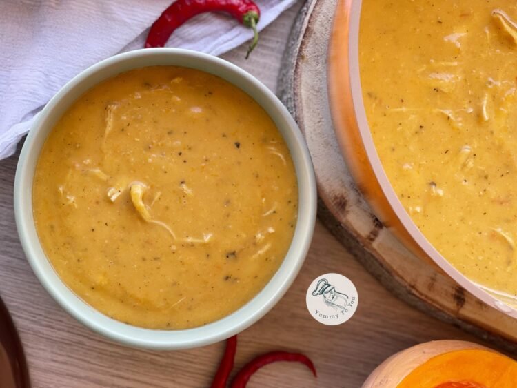 supa crema de dovleac cu pui in bol supa crema de dovleac cu pui in bol